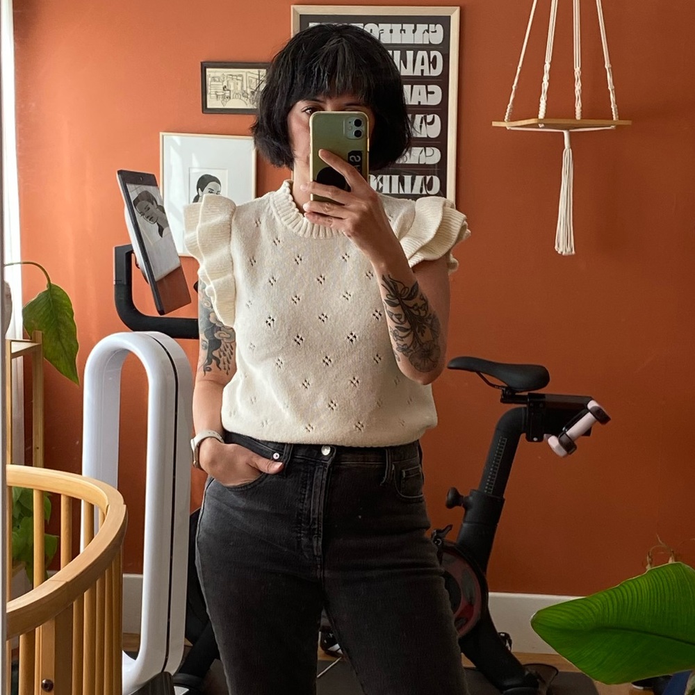 Cute ruffle sleeve sweater vest, size small